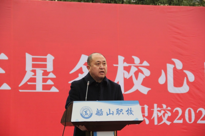 黨支部書記、校長 宋兵 宣讀教師市級(jí)以上獲獎(jiǎng).jpg